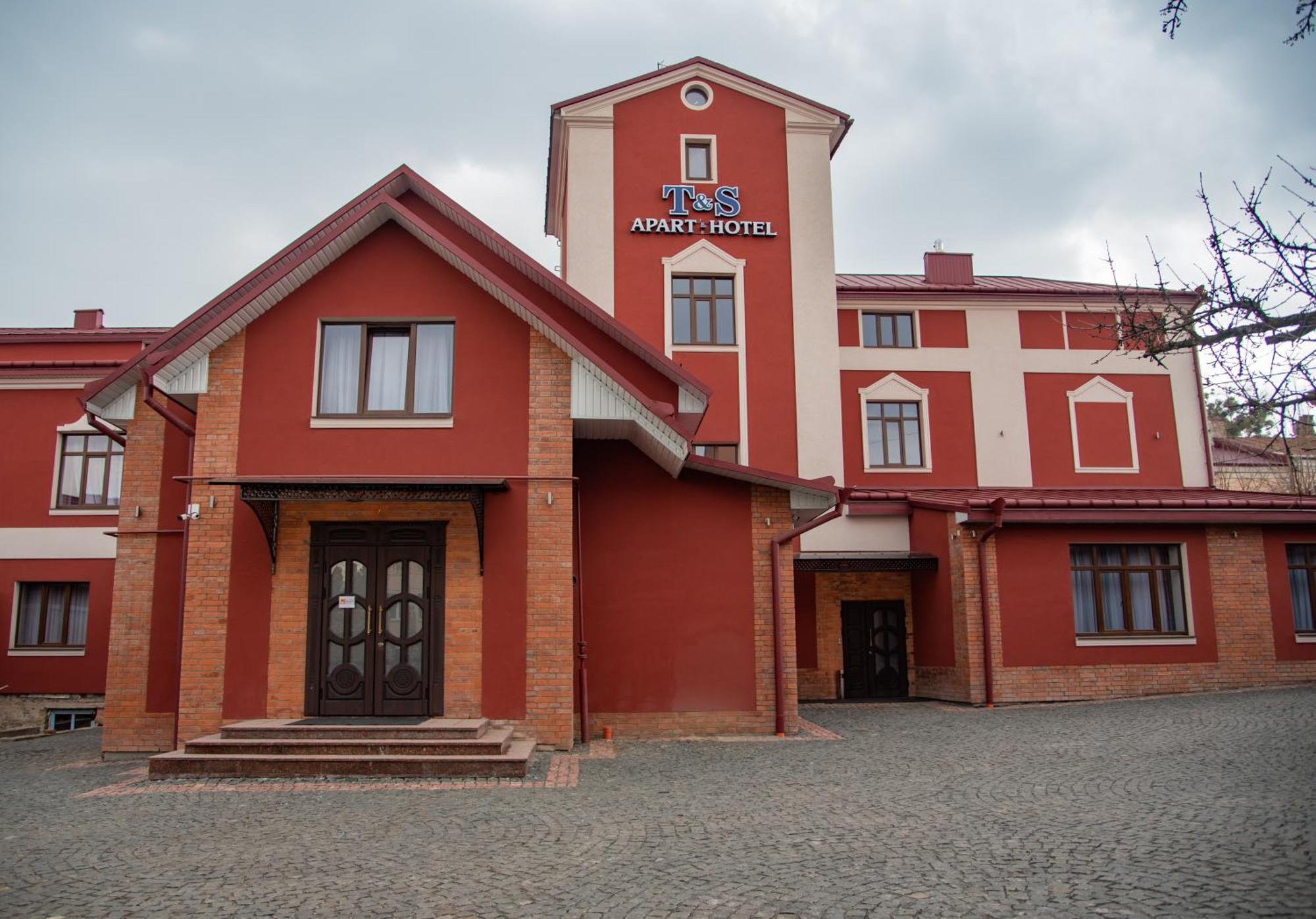 T&S Apart-Hotel Chernivtsi Exterior photo